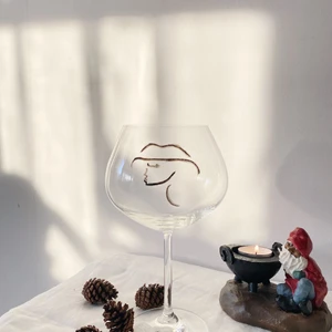 Woman in black - Svårslagen ritning. 🤩 hör av er via frågor