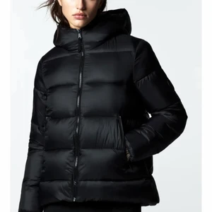 Svart täckjacka  - Säljer denna skit snygga endast testade täckjacka från zara! Prislappen sitter kvar. Pris kan diskuteras, köparen står för frakt💕