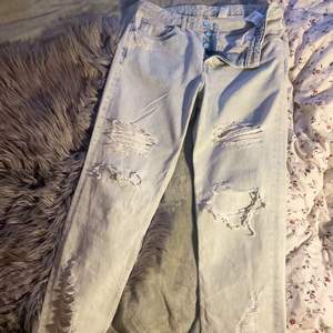Supersköna jeans som aldrig blivit använda från HM. Storlek 28 och passar jättebra! Frakt tillkommer ☺️
