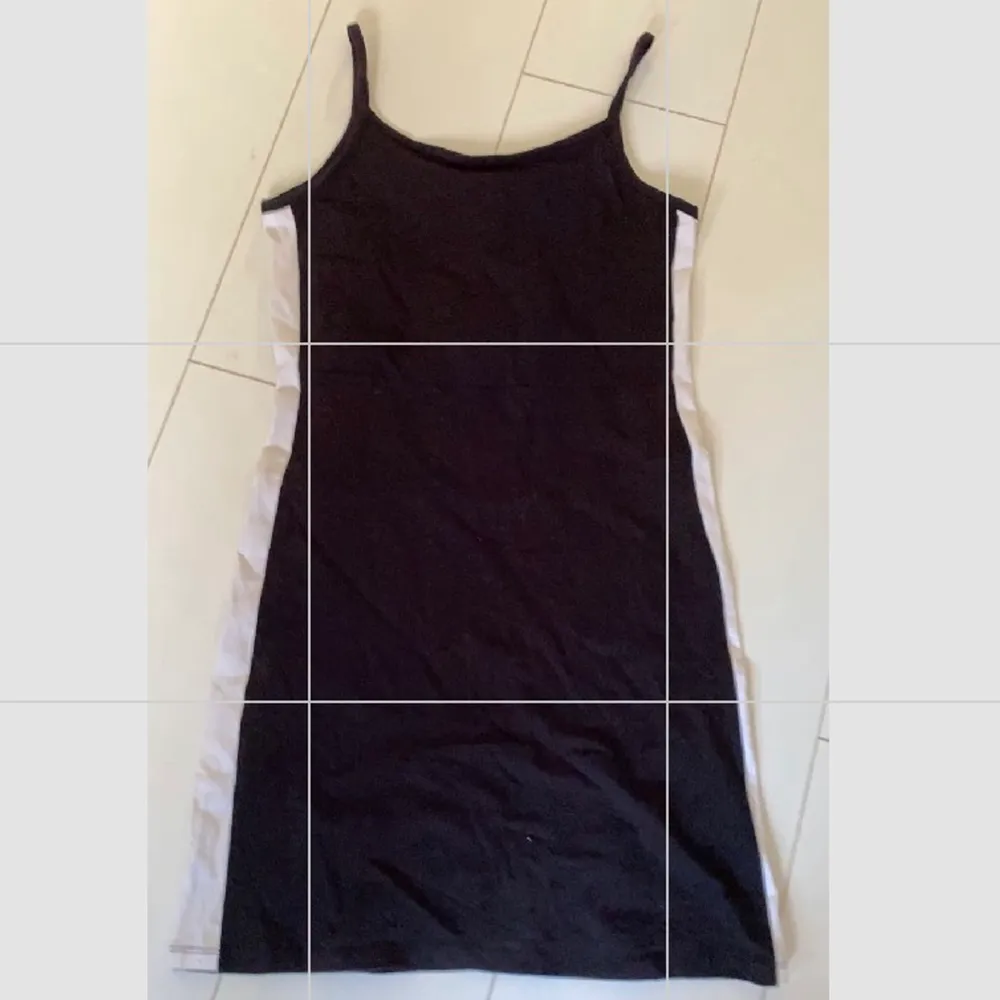 Säljer nu denna klänning ifrån HM och är i stolek 158/164,, 12-14år. Den är aldrig använd!! inga fläckar eller hål! (Den är hel svart med vita sträck på sidorna) sitter jättefint på och materialet är jättefint🧸🧸kom privat för mer bilder eller mer information . Klänningar.