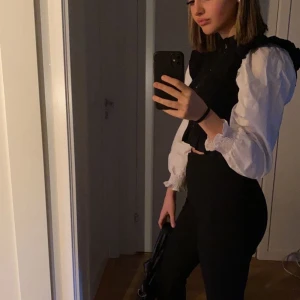 Zara topp - En ihop satt topp som liknar en väst ovanför en skjorta. Storlek Xs. Använd fåtal gånger 