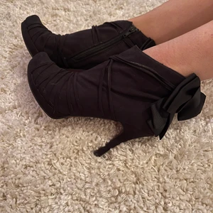 Stövletter i Mocka stl 38 från Rizzo  - Stövletter i Mocka med snygg rosett stl 38 från Rizzo (skinn invändigt). Passa på nu, för endast 399kr kan dom bli dina (kostade 1895kr)