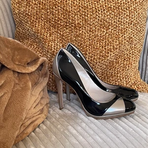 Nya Karen Millen skinnpumps i stl38  - Nya Karen Millen skinnpumps i stl 38 (kostade 2795kr). Passa på, köp mina nu för 599kr!!