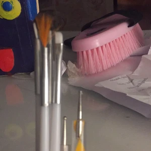 Mjuka penslar och detaljgrejsimojs 😌😌 - Säljer dessa två  detaljsaker och tre penslar dem är aldrig använda och säljer pga att jag inte kommer använda dem (har 10 till) 🤲🏼 säljer detta för 12 kr + 10 kr frakt