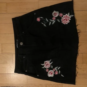 Black jean skirt with flowers - Mini skirt, worn only a few times