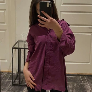 Lila skjorta - Superfin lila skjorta som både kan kläs upp men även ned. Plagget är i mycket gott skick!