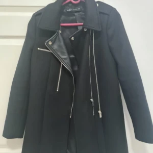 Kappa - Säljer en svart kappa som är använd men i nyskick. Möts upp i Göteborg eller fraktas.