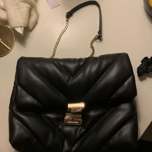 Ny zara väska - Ny väska från zara som bara inte kommit till användning. Har plasten kvar på ”spännet”. Nypris 399kr säljer för 170+ 66kr frakt. Guldiga spännen.