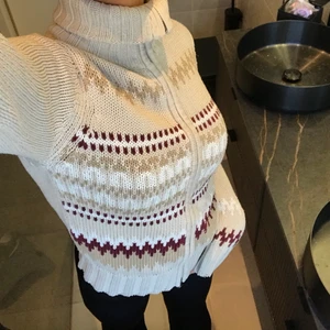 Stickad zip-hoodie - Säljer en stickad zip-Hoodie med justerbar krage pga att den inte kommit till användning på senaste. Tröjan är i mycket bra skick och väldigt praktisk nu till vintern. Den passar både som att ha som kofta över en annan tröjan men också bara som hoodie. Tyvärr är lappen borta så jag vet ej vart den är köpt. Skriv privat för mått osv.💗 