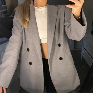 Grå kappa - En grå kappa från hm i storlek 36. Köpare står för frakt :)❤️