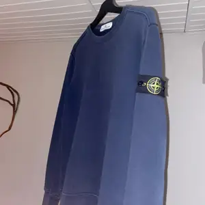 Stoneisland sweatshirt använd 4 gånger Inköpspris: 2000kr storlek S fint skick marinblå