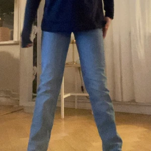 Zara jeans - Säljer ett par super snygga och trendiga Zara jeans! Säljer pågrund av att dom inte var min stil!😍
