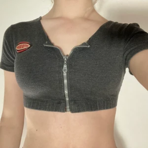 Better bodies topp - Gummibandet nere är gammalt och knastrar lite när man drar ut det, men sitter fortfarande tajt, annars i väldigt bra skick. Frakt tillkommer.