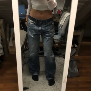 Lågmidjade byxor - Jättefina lågmidjade byxor som inte kommer till användning. Skulle säga storlek S/M beroende på hur de vill att de ska sitta! Skriv privat om du är intresserad❤️‍🔥❤️‍🔥 Budgivning om många är intresserade