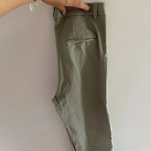 Kostymbyxor från gina  - Gröna snygga anekllånga kostymbyxor med stretch från GinaTricot. Storlek 40 men insydda i midjan, inget som syns dock. Passar 36-40 skulle jag säga!💚