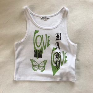 Topp med tryck - Slutsåld topp från Subdued i nyskick, köpare står för frakt (24kr) buda om du vill köpa🌞