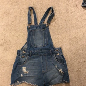 Hängselbyxor - Ripped hängselbyxor perfekt för sommaren. Har själv ärvt dem så vet ej hur använda men skulle säga att de är i bra skick☺️ säljer för 30kr+frakt