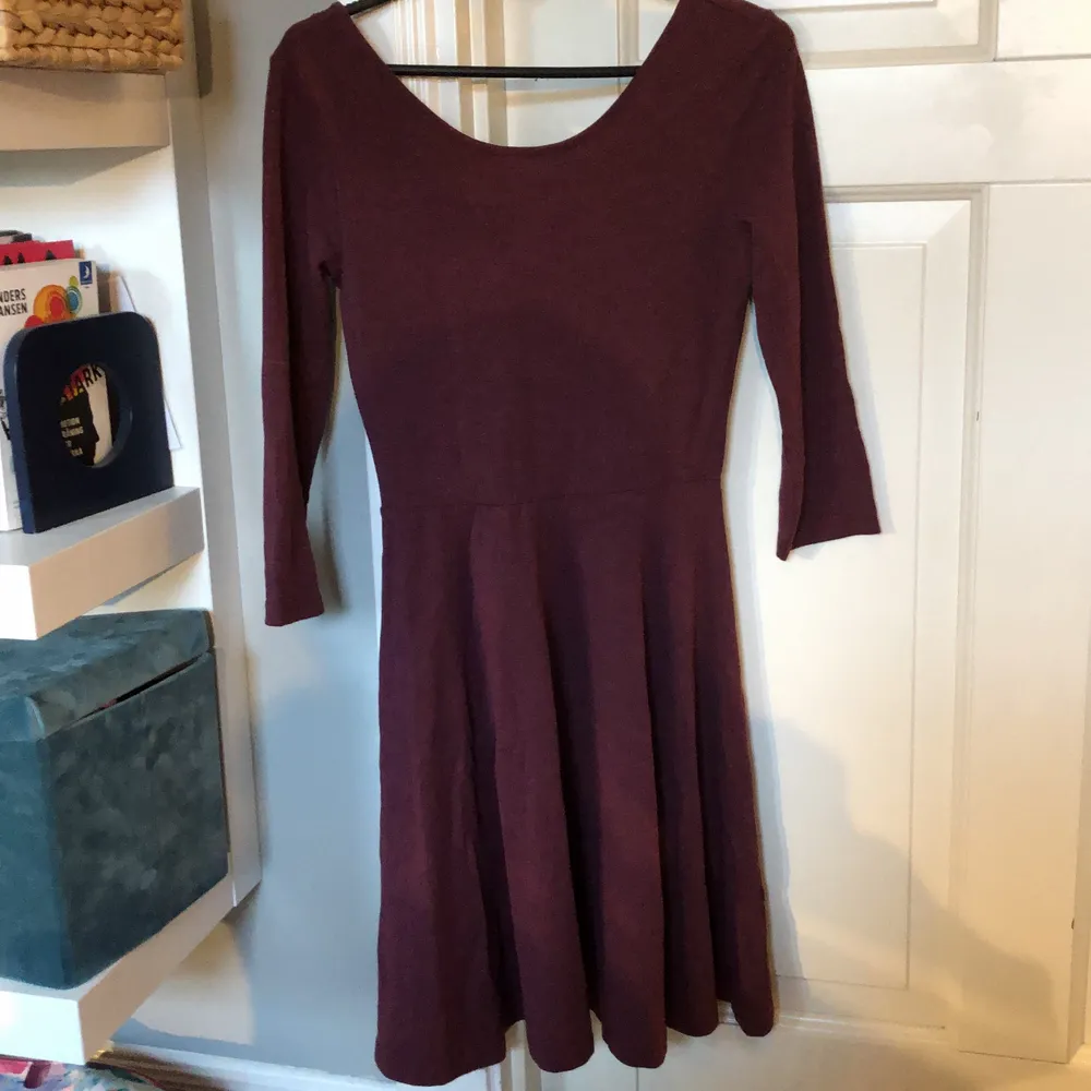 En supersöt klänning i vinröd färg♥️ strl xs och kostar 40kr+20kr frakt❤️❤️. Klänningar.