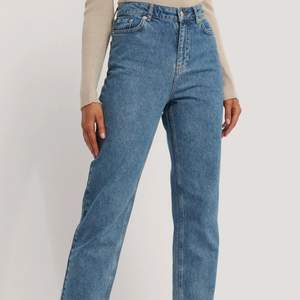 Jeans från Nakd med slits, skriv för fler bilder :) köpare står för frakt