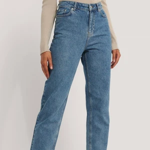 Jeans - Jeans från Nakd med slits, skriv för fler bilder :) köpare står för frakt