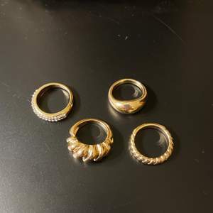 4 jättefina guldiga ringar från Lindex. 🤩🥰 aldrig använt! Köparen står för frakten!!😘