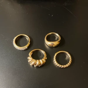 Ringar  - 4 jättefina guldiga ringar från Lindex. 🤩🥰 aldrig använt! Köparen står för frakten!!😘