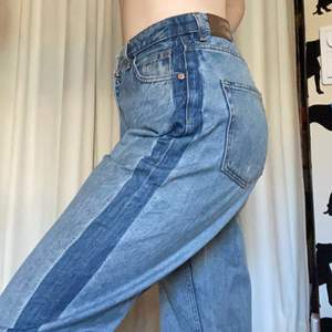 Coola jeans med en mörkare rand på sidan av benet. De är ganska använda därav priset😊. Midjemåttet är ca 83cm, innerbensmåttet är ca 60 cm. De är köpta för 200kr från monki.