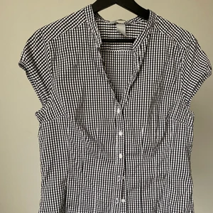 Blus - Rutig blus från hm. Det är storlek 44 men blir en lite lösare fit på mig som vanligtvis har ”s”.