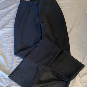 Byxor - Säljer mina byxor från Gina Tricot som är i toppen skick. Är endast använda en gång. De har en öppning vid slutet och resorband längs upp. Kom gärna med bud. Kan kolla upp fraktkostnaden vid behov.