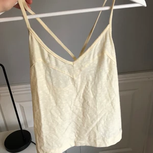 Träningslinne - Snyggt träningslinne från Casall! 💛🤍