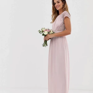 Klänning - Helt ny klänning från Asos ( enbart plockat upp ur paketet, aldrig testad ). Bilder lånade från hemsidan. Nypris 812 kr.