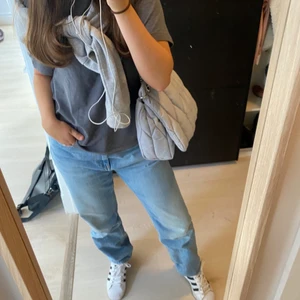 Jeans - As snygga jeans från WHYRED. Jag vet inte storleken men jag varierar mellan 36 och 38 i strl och dessa sitter lite oversized på mig! De är sjukt snygga till en tajt topp/blus eller bah en chill tröja. 