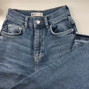 (DESSA FINNS FORTFARANDE KVAR!!) Blå mom jeans från Ginatricot med cool tie dye effekt vid benen. Sitter bra i midjan. Kan mötas upp eller frakta för 66 kr spårbart.