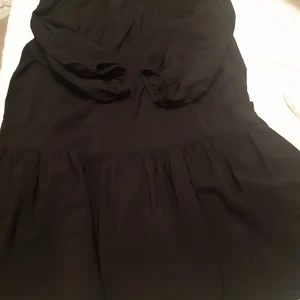 Super söt Svart klänning - 🚫 FRÅGA EJ OM BILD MED DEN PÅ MIG, VILL EJ SYNAS PÅ BILD 🚫 Använd en gång, har en knapp i nacken (säljs pga. Det, hatar knappar i nacken). Puffy och fluffig svart skjortisch klänning. Snygg med en avtagbar krage till 😍😍🤤 Halvlång, lite volangig. Köparen står för fraktkostnad och jag står inte för postnordstrul.