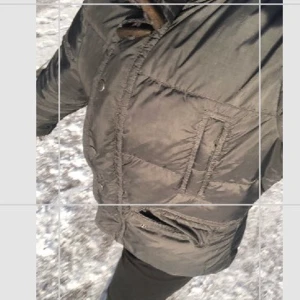 Levis puffer jacket! - Tänkte kolla intresset för min Levis puffer jacket!⚡️ vet inte riktigt storleken men är oversized på mig som är 159! Lägg bud⚡️