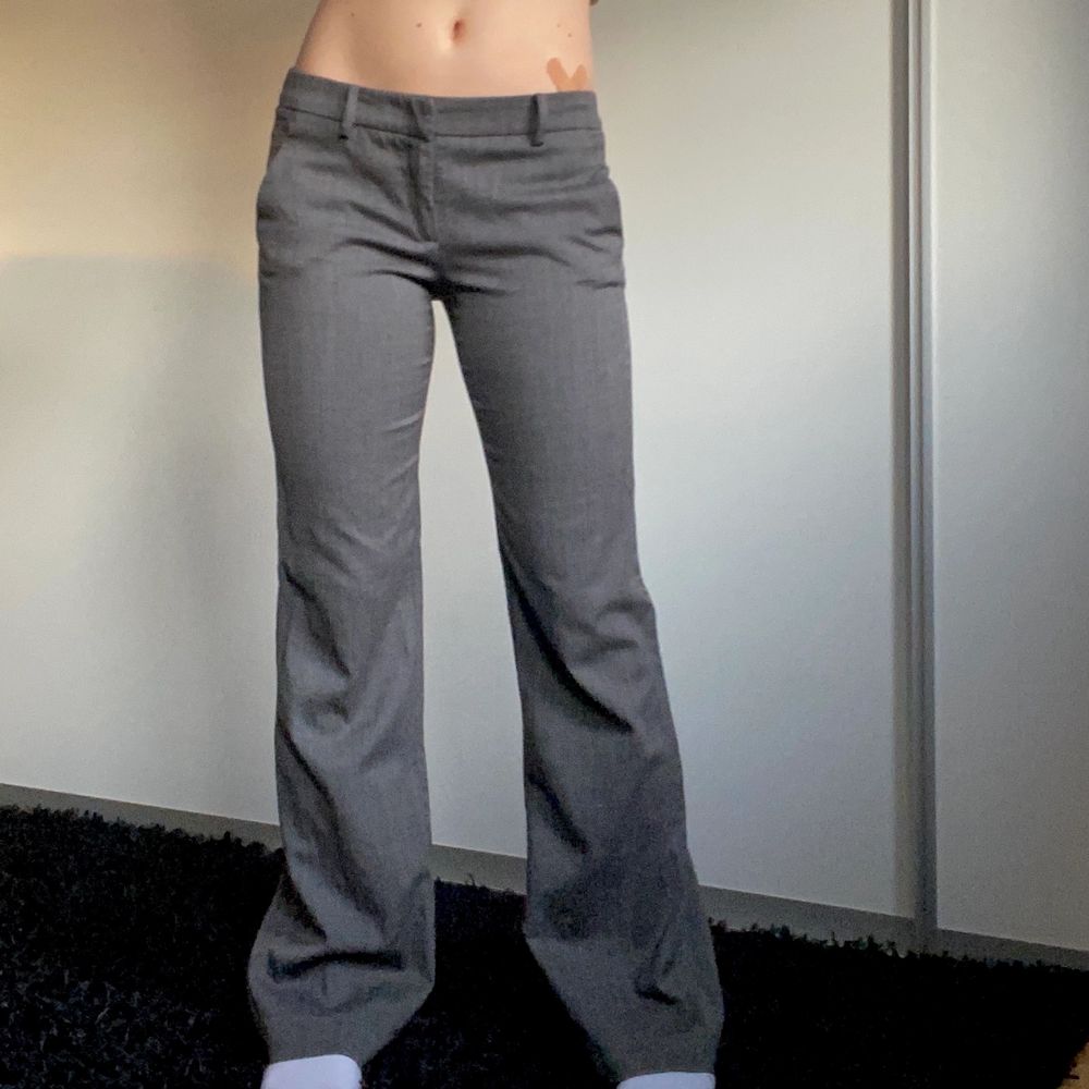 Gråa lågmidjade kostymbyxor! Jag är 167 och brukar ha W28, frakt tillkommer🤍🤍. Jeans & Byxor.