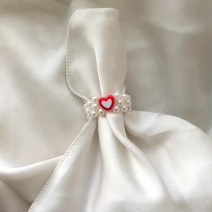 Hjärt ring - Nu kan man köpa dessa sjukt snygga ringarna! På sista bilden kan man se alla de färger som man kan välja mellan + röd. Ringarna är perfekt som det där lilla extra till outfiten. Ringarna finns i storlekarna 15-20mm. Frakt tillkommer på 13kr❤️