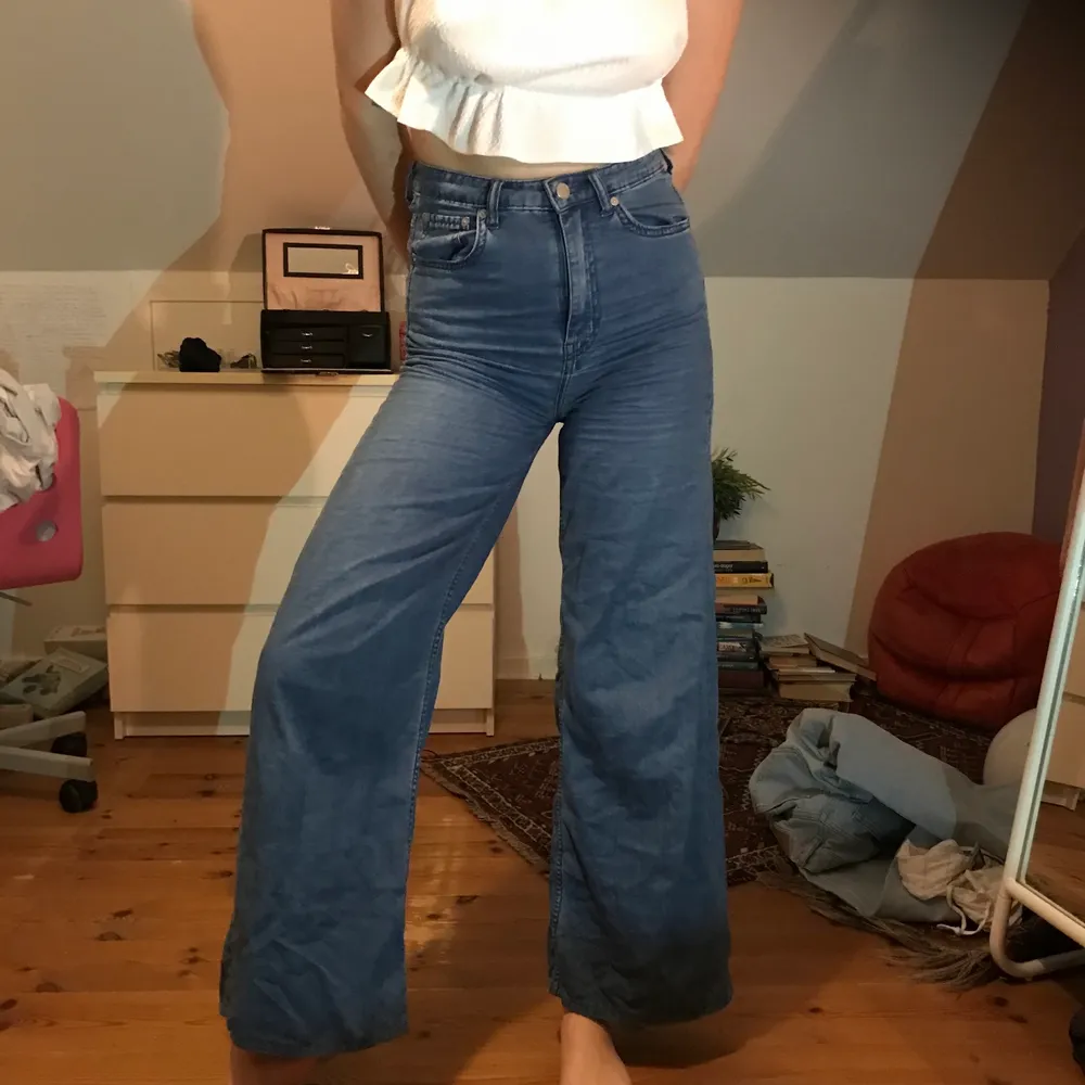 Blå weekday jeans i Ace modell. Super snygga och bekväma då de är av ett tunnare jeans material. Kan vara supersnygga till en 70 tals inspirerad look som på första bilden men passar även bra till andra stilar. De är i väldigt fint skick men jag säljer dem då dem inte passar mig längre. Jag på bilden är 172cm. Köparen betalar eventuell frakt. Jeans & Byxor.