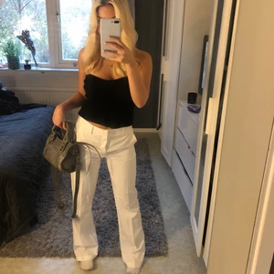 Vita lågmidjade kostymbyxor💕 - Fett snygga oanvända vita kostymbyxor från bikbok. Ny pris ca 500💕💕Går att styla till allt. 