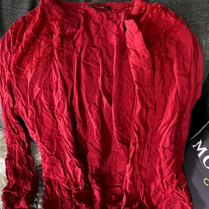 Röd skjorta  - XS/S, 100kr + frakt om vi inte möts upp i Eskilstuna 🤍