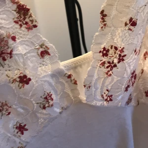 Spets linne med blom detaljer - Gulligt smexigt linne med väldigt fina detaljer, passar l/xl men går att styla snyggt även med mindre strl, skriv för fler bilder eller vad som🌹🌹