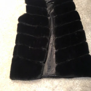Pälsväst  - Super snygg pälsväst köpt på Chelsea i Göteborg  för 800 kr. Endast använd en höst. Stolek S