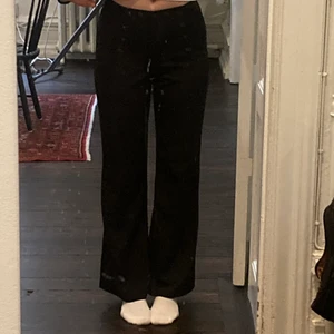 Svarta kostymbyxor😎🖤 - Svarta kostymbyxor med knappar framtill.  Passar storlek S/36 peeerfekt!🥰