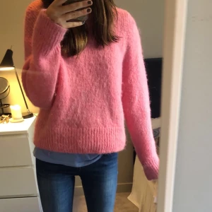 Rosa stickad tröja i allpacka blend  - BUD: 300kr, buda med minst 25kr emellan 💕Säljer min fina rosa stickad tröja från hm i en alpacka blend. Köptes för 499kr på hm, helt slutsåld. Jätte bra skick! Storlek S men passar XS-M skulle jag säga. Köparen står för frakten💖💖💖färgen stämmer bäst på andra bilden. Köp direkt 430kr