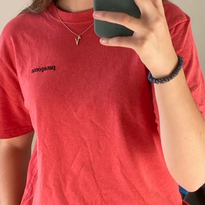 Patagonia tröja - Patagonia tröja i en röd rosa färg 💖💖💖 köparen står för frakten 