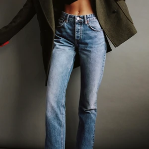 Mid Rise jeans  - Säljer dessa jätte fina jeans från zara som är slutsålda då dem inte kommer till användning🤍 Inte används många gånger och är i nyskick. 