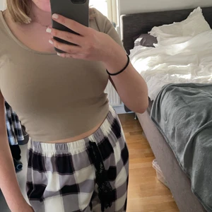 Topp från Bik Bok - En ljus beige topp från Bik Bok. Knappt använd och fint skick!💗