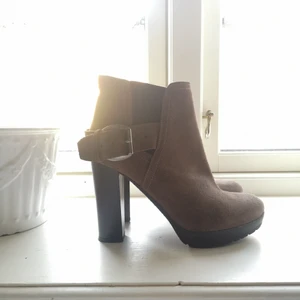 Höga boots  - Höga boots i äkta mocka och tjock gummisula. Storlek 38, aldrig använda. Nypris ca 1500-2000kr. 