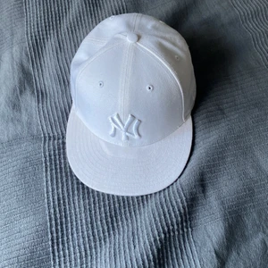 genuine merchandise cap white - En vit keps i Bra skick, slutat använda kepsar så försöker göra mig av med alla
