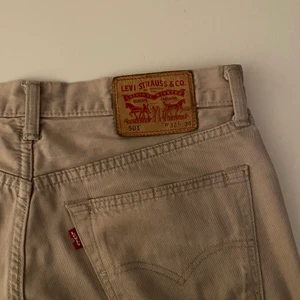 Raka 501 levis - Raka och långa i benen. Populära 501 jeans i snygg beige färg. Frakt ingår inte